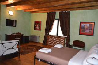 Фермерские дома Hotel Suite-Agrovillage Resort Labaşinţ Трехместный номер с собственной ванной комнатой-1
