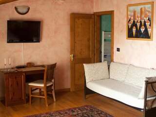 Фермерские дома Hotel Suite-Agrovillage Resort Labaşinţ Трехместный номер с собственной ванной комнатой-5