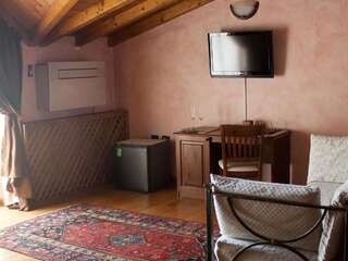Фермерские дома Hotel Suite-Agrovillage Resort Labaşinţ Трехместный номер с собственной ванной комнатой-6