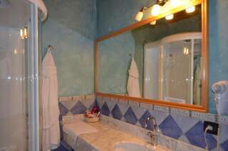 Фермерские дома Hotel Suite-Agrovillage Resort Labaşinţ Трехместный номер с собственной ванной комнатой-7