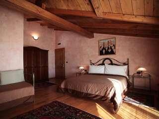 Фермерские дома Hotel Suite-Agrovillage Resort Labaşinţ Трехместный номер с собственной ванной комнатой-9